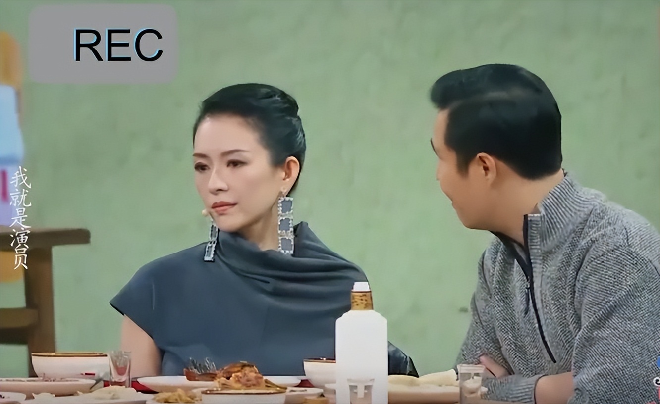 一个国际影后，一个春晚出身的小品演员，这两人同台本就够反差的，偏偏还真干起来了。