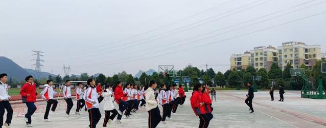 学生逃体育课请假几十人，老师推新招全校跑起来，你猜效果如何？