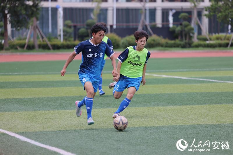 安徽淮北：草根绿茵场掀起全民健身潮