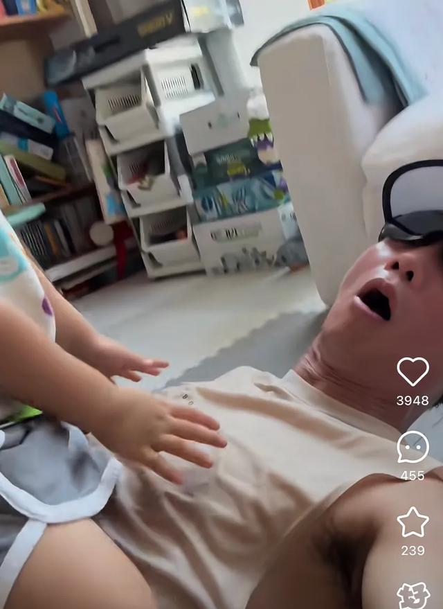 郑恺早上八点半顶着32度打网球，苗苗出镜太萌了，打完又陪孩子玩