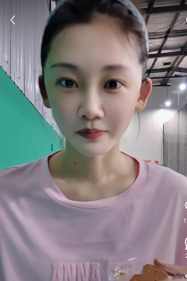 郑恺早上八点半顶着32度打网球，苗苗出镜太萌了，打完又陪孩子玩