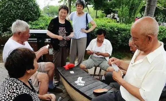 每天打牌不爱动，75岁后身体垮，医生揭秘健康真相