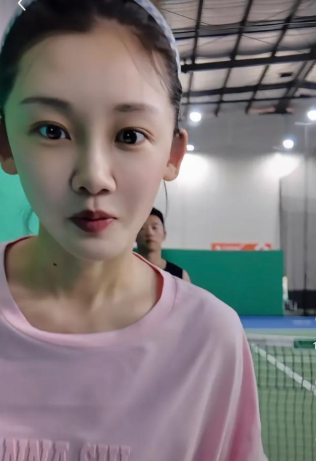 郑恺早上八点半顶着32度打网球，苗苗出镜太萌了，打完又陪孩子玩