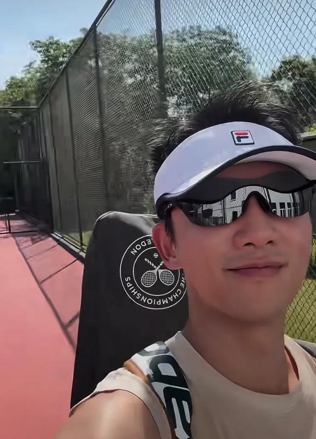 郑恺早上八点半顶着32度打网球，苗苗出镜太萌了，打完又陪孩子玩