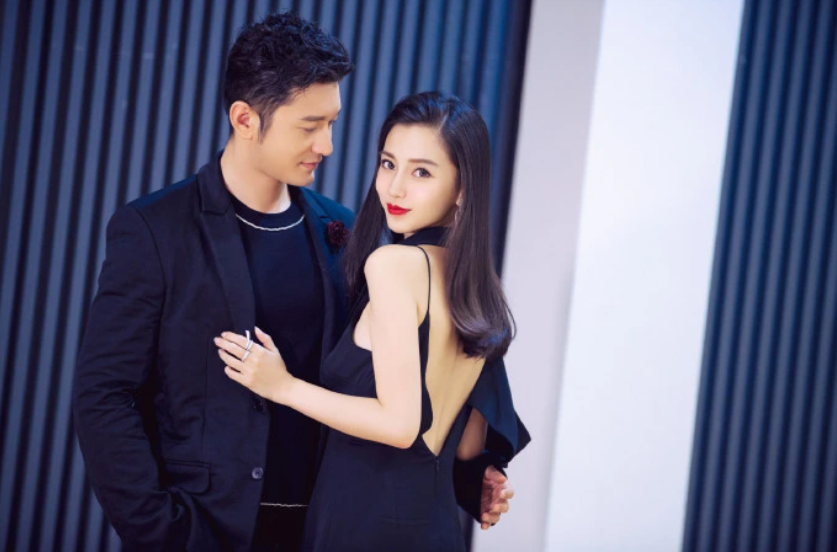 杨颖（Angelababy）带着儿子小海绵在新加坡低调现身，居然被路人无意中抓拍到！更让人不敢相信的是，才8岁的小海绵，身高已经超过妈妈肩膀，网友直接傻眼：“孩子这身高简直逆天了！”一时间，“杨颖儿子身高”冲上热搜，有人开始八卦起杨颖和黄晓