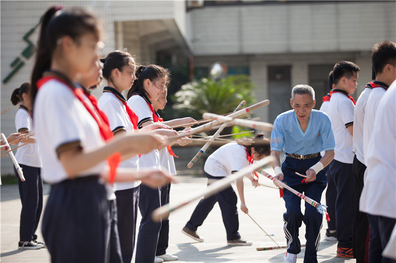 一根“飞天棍”，为何把年轻人打得心花怒放