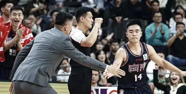广东男篮续约接近尾声朱总与杜锋教练在新赛季布局上玩起了心跳