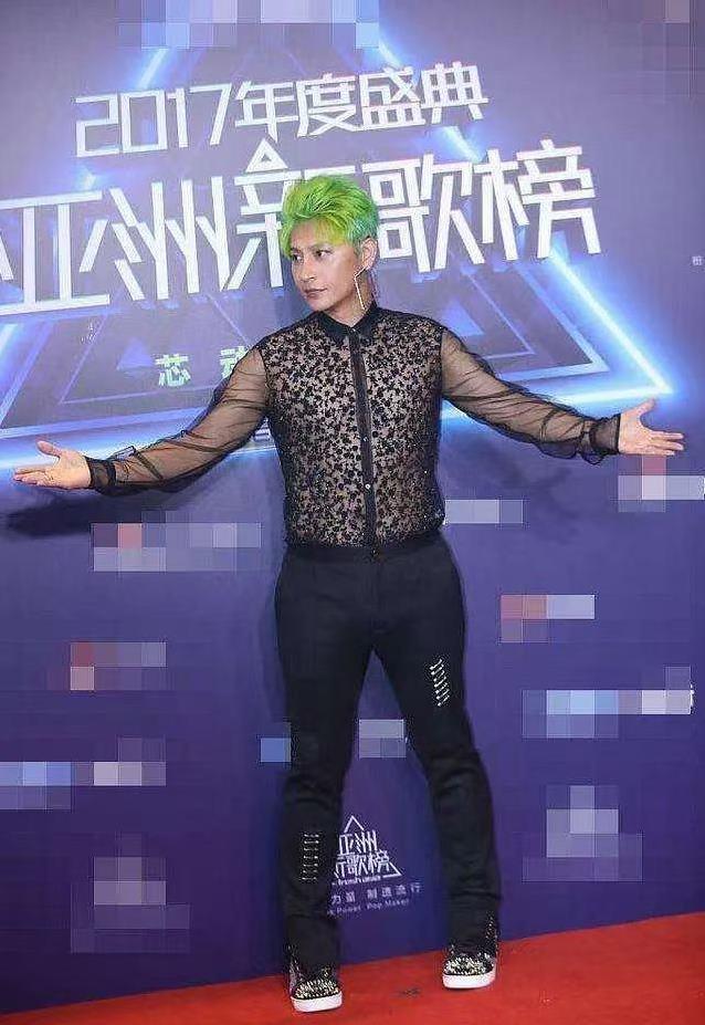 18岁一夜爆红小虎队，53岁造型争议不断，他还是那个少年吗？
