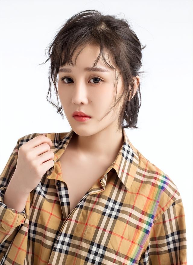 赵本山女儿球球自爆抑郁复发，曾宣布生娃后退网不差直播钱