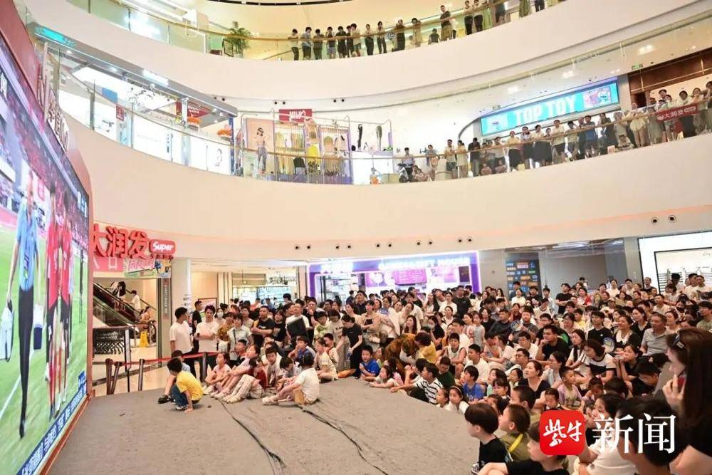 “苏超”第二现场更火爆 淮安场外球迷过“足”瘾