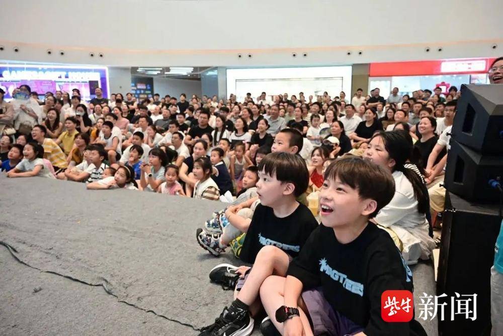 “苏超”第二现场更火爆 淮安场外球迷过“足”瘾