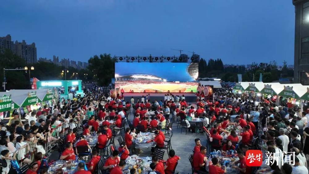 “苏超”第二现场更火爆 淮安场外球迷过“足”瘾