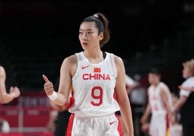 央视记者怒谈中国女篮失利:宫鲁鸣被问责!高端局需要李梦