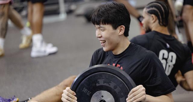 杨瀚森超进化！苦练三分5中3！3大美国记者服了，主教练竖大拇指