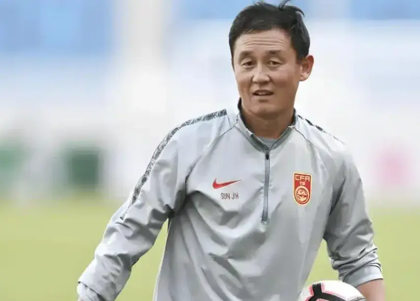 CCTV5直播！19点35分，中国男足1-0韩国队=争冠，董路霸气发声