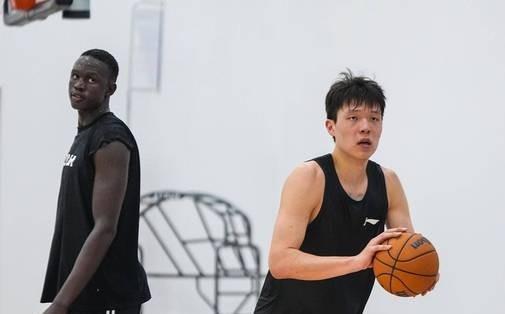 杨瀚森NBA首训就征服队友，净效率高达3.1，但还有一点急需克服