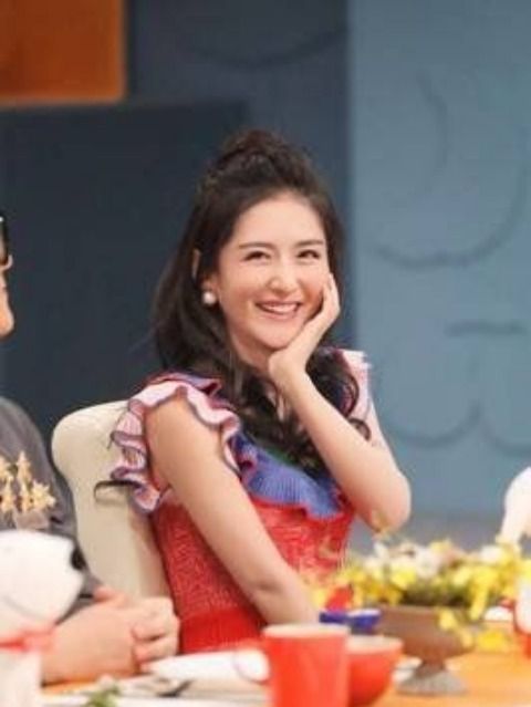 贺峻霖与谢娜上演精彩猜拳游戏