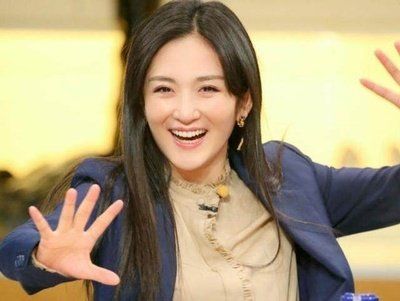 贺峻霖与谢娜上演精彩猜拳游戏