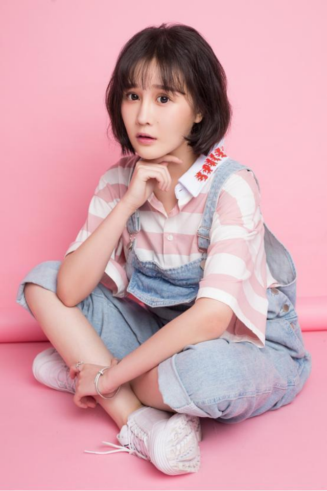 赵本山女儿球球自爆抑郁复发，曾宣布生娃后退网不差直播钱