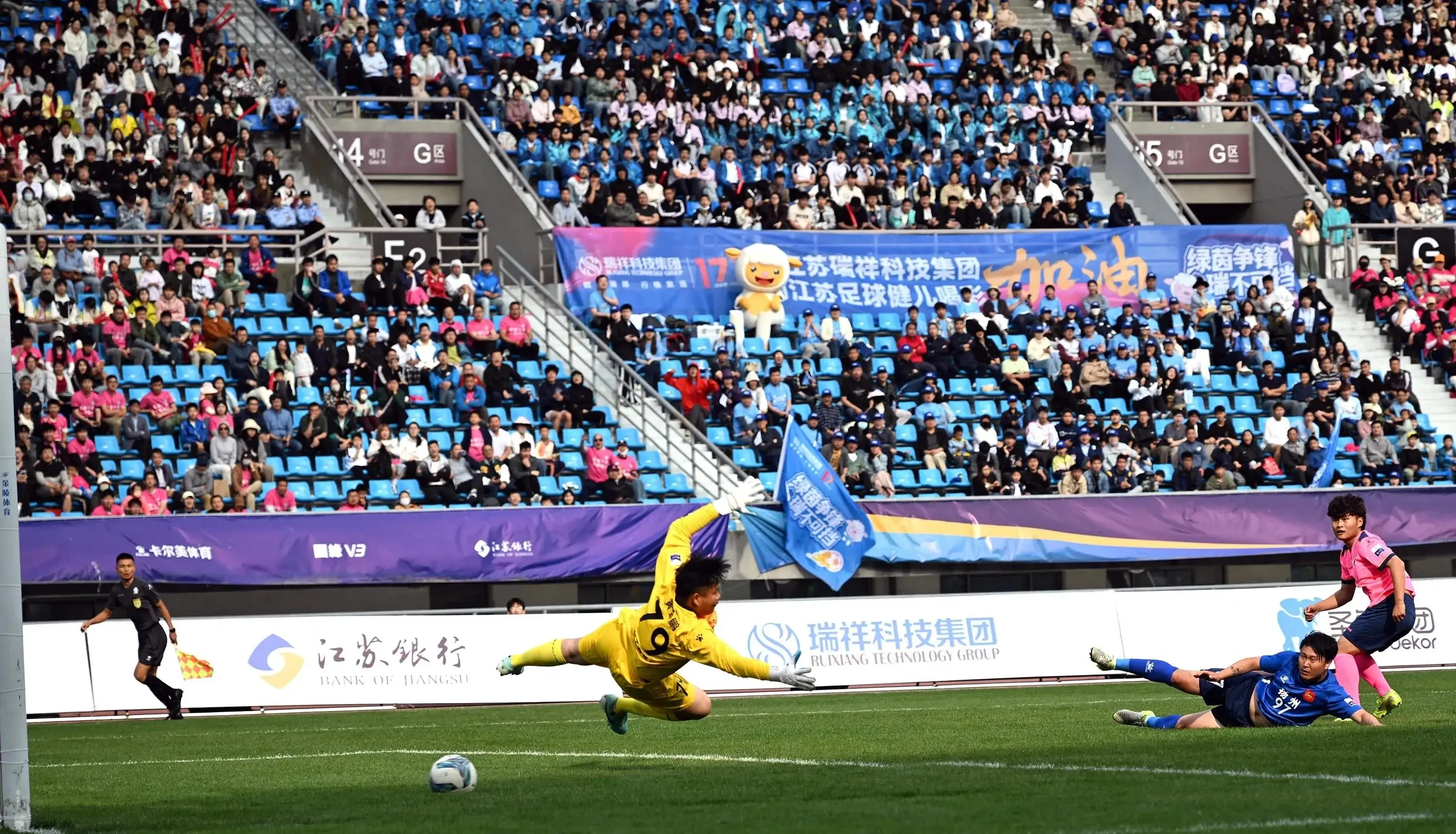 从0-7到0-3，中国男足真是世界不解之谜，未来看苏超