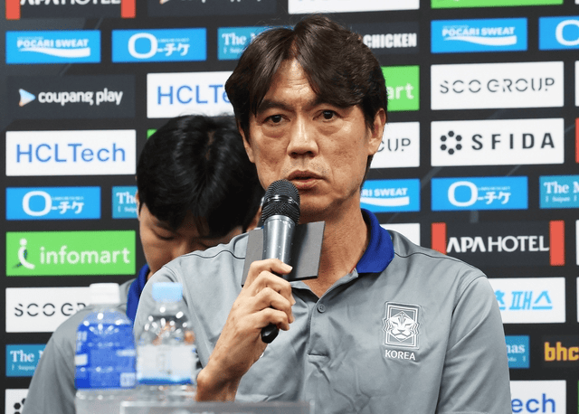 洪明甫：采用三后卫确实是变招，这对进攻出球更加有力