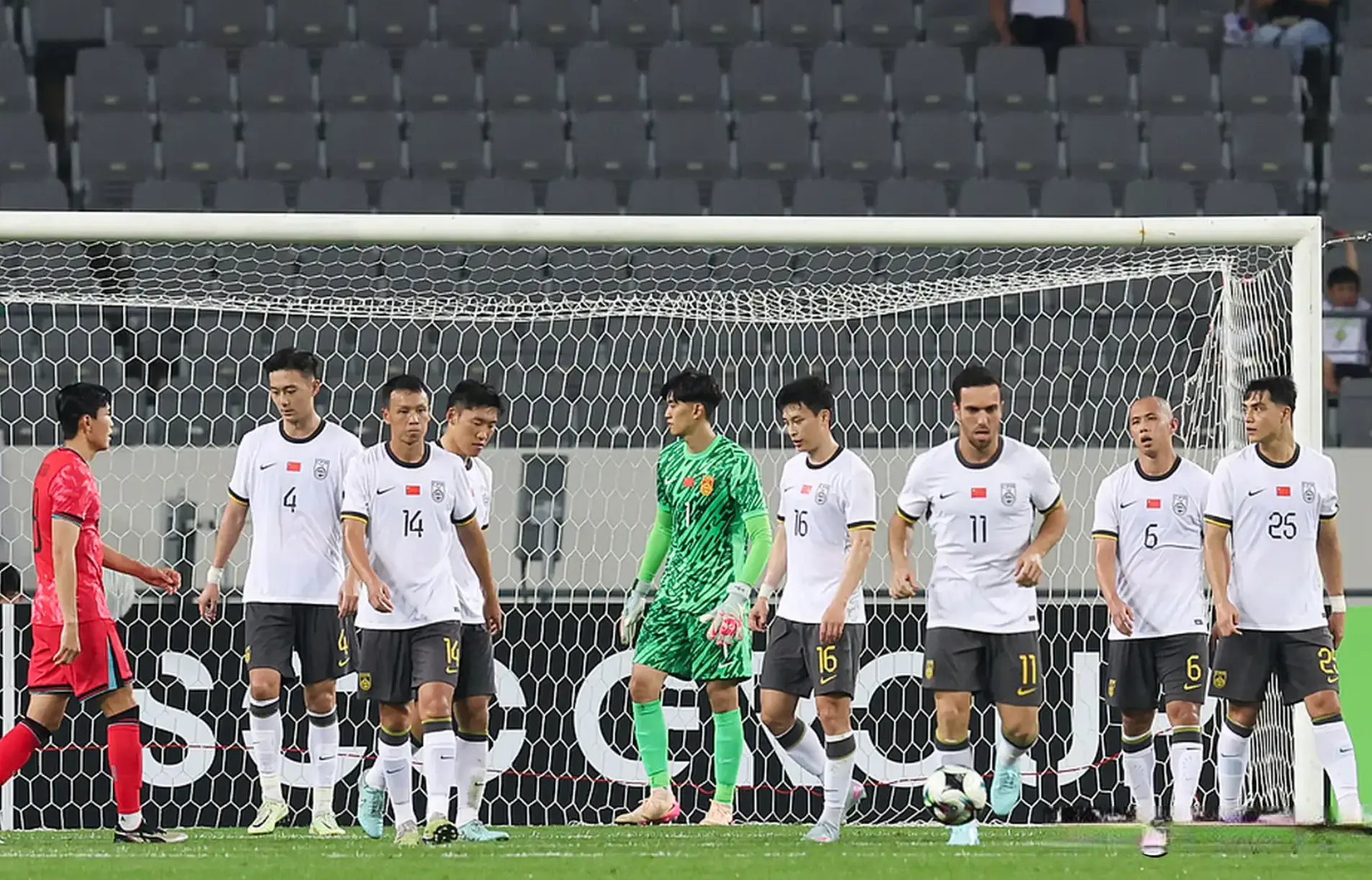 国足为什么0-3落败？久尔杰维奇一席话说得很实在，名记：没眼看