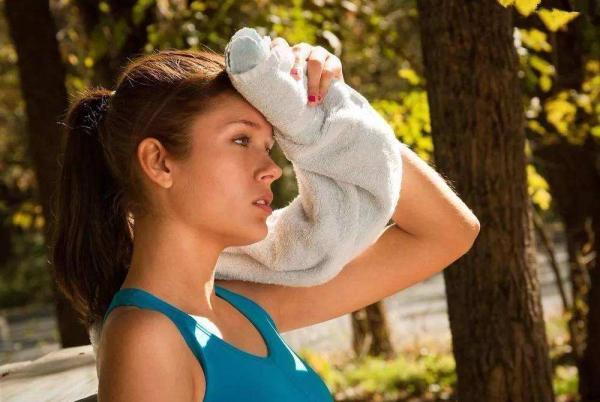 根据运动专家的建议，32℃、湿度超过60%的环境，不宜户外运动。