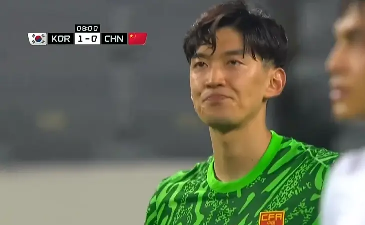 国足东亚杯噩梦开局！李东炅远射世界波，7年7战韩国从未零封