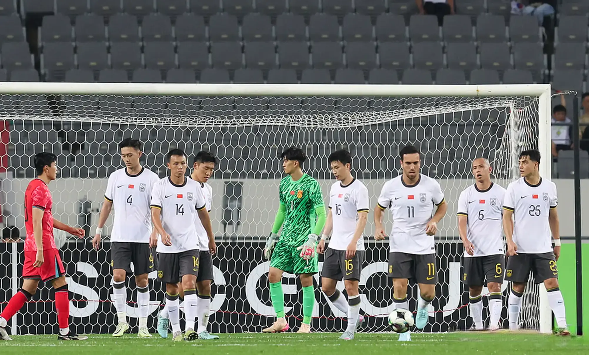国足0-3惨败，东亚杯遭遇开门黑，媒体人说出原因，一席话很实在