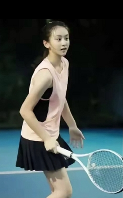 田亮女儿网球训练照曝光，17岁森碟身材高挑，手臂还有肌肉，长得越来越美