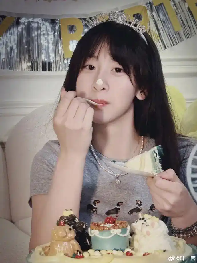 田亮女儿网球训练照曝光，17岁森碟身材高挑，手臂还有肌肉，长得越来越美