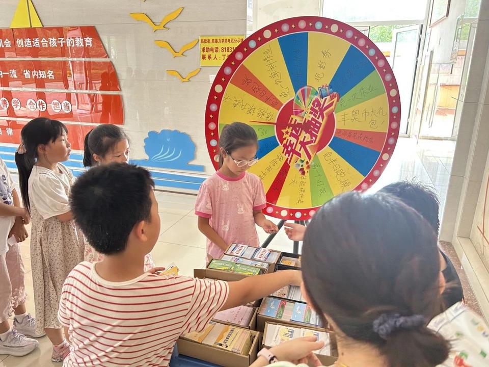 济南高新区丰奥嘉园小学开展“红领巾争章”兑换活动