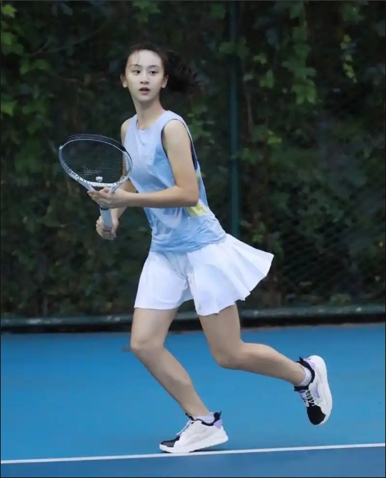 田亮女儿网球训练照曝光，17岁森碟身材高挑，手臂还有肌肉，长得越来越美