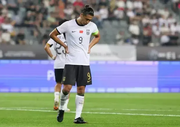 悬殊0-13！国足一夜刷新多项尴尬纪录，新帅遭质疑，杨晨一针见血