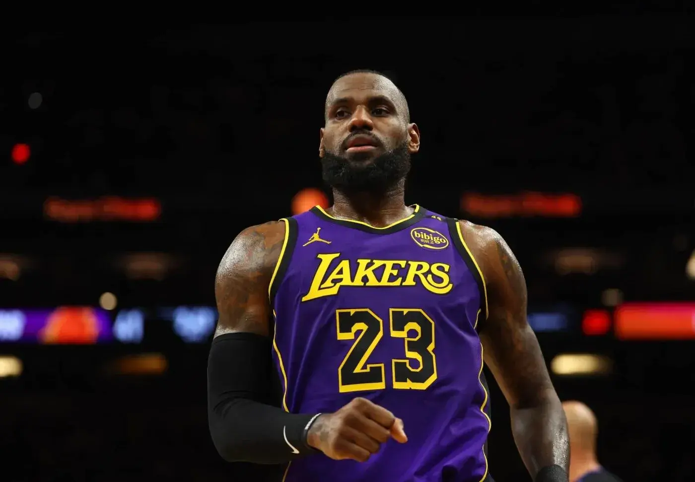 詹姆斯职业生涯打23个赛季又如何，有人打了四个不同时代的NBA