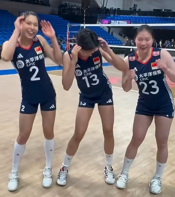 中国女排董禹含领衔跳舞 庄宇珊大笑 张籽萱很含蓄 各国女排都好开心