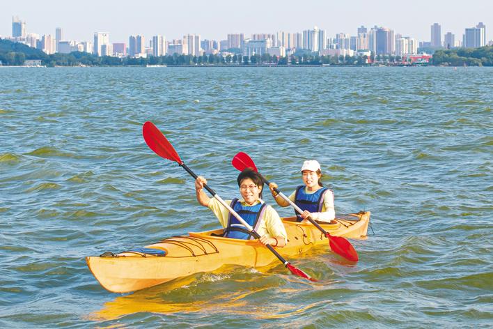 水上运动飞跃浪漫江湖