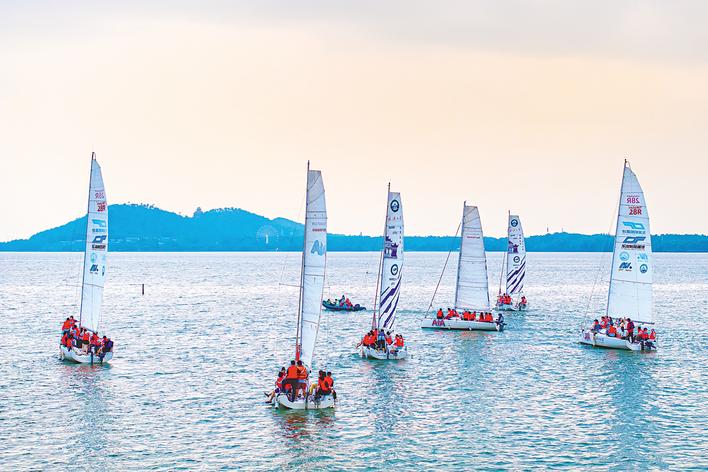 水上运动飞跃浪漫江湖