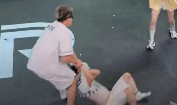 周深录制综艺被嘉宾拖拽11秒，致其颈部勒痕耳朵充血，高以翔事件的教训还不够？