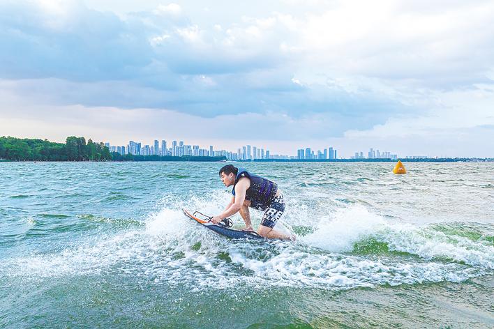 水上运动飞跃浪漫江湖