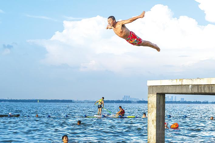 水上运动飞跃浪漫江湖