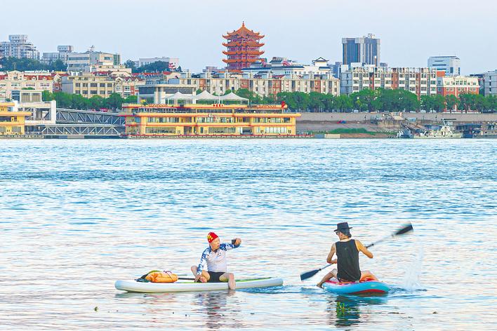 水上运动飞跃浪漫江湖