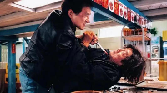 《捕风追影》文武兼修，成龙梁家辉都六七十岁了，打戏依然精彩