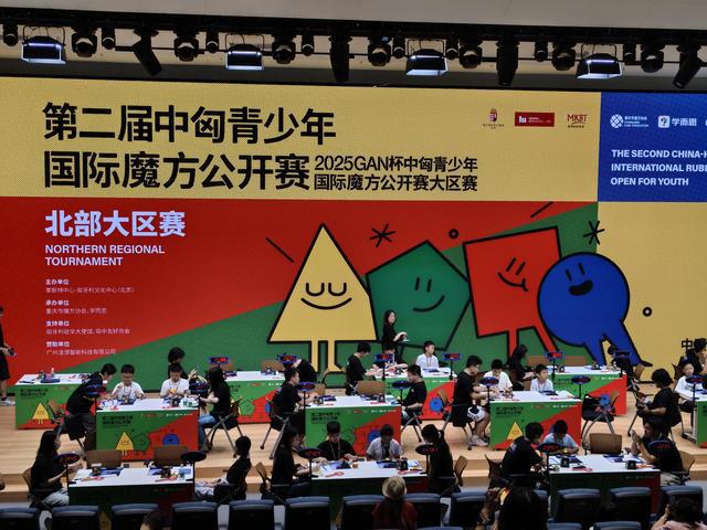 速拧竞速，盲拧刺激，小选手在魔方比赛中畅享暑假