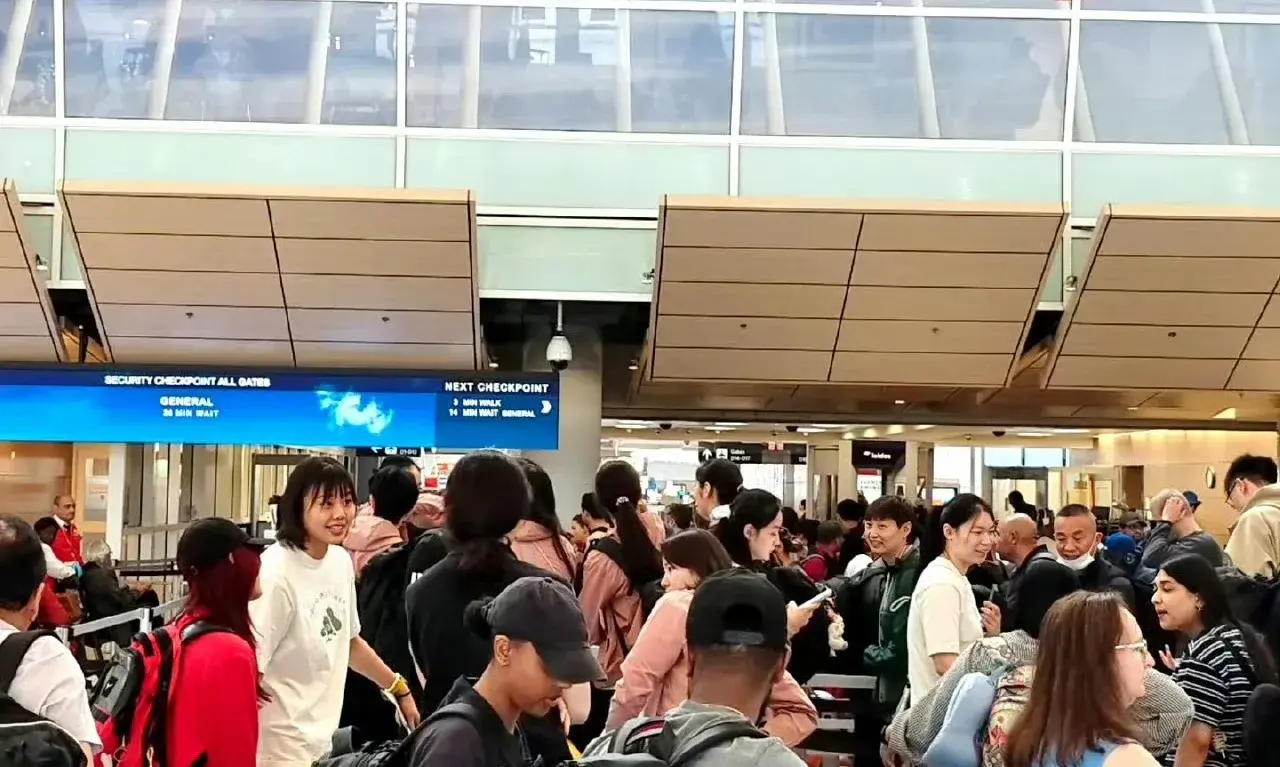 中国女排离开美国！机场被偶遇，龚翔宇心情不错，坐经济舱太辛苦