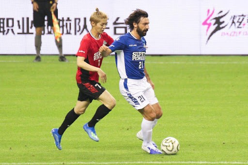 鹿晗演唱会有观众举牌：“鹿晗你敢不敢来苏超踢足球”