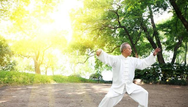医生告诫：60岁后，要少游泳，多做3运动，很多老人都不知道