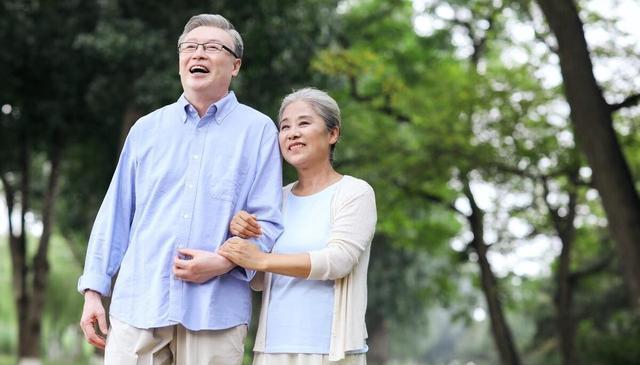 过了65岁后，经常散步究竟好不好？提醒：散步先要注意这3点
