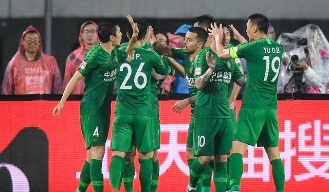 国安跟申花将在下一轮正面交锋，两位强援携手亮相，已被球迷看好