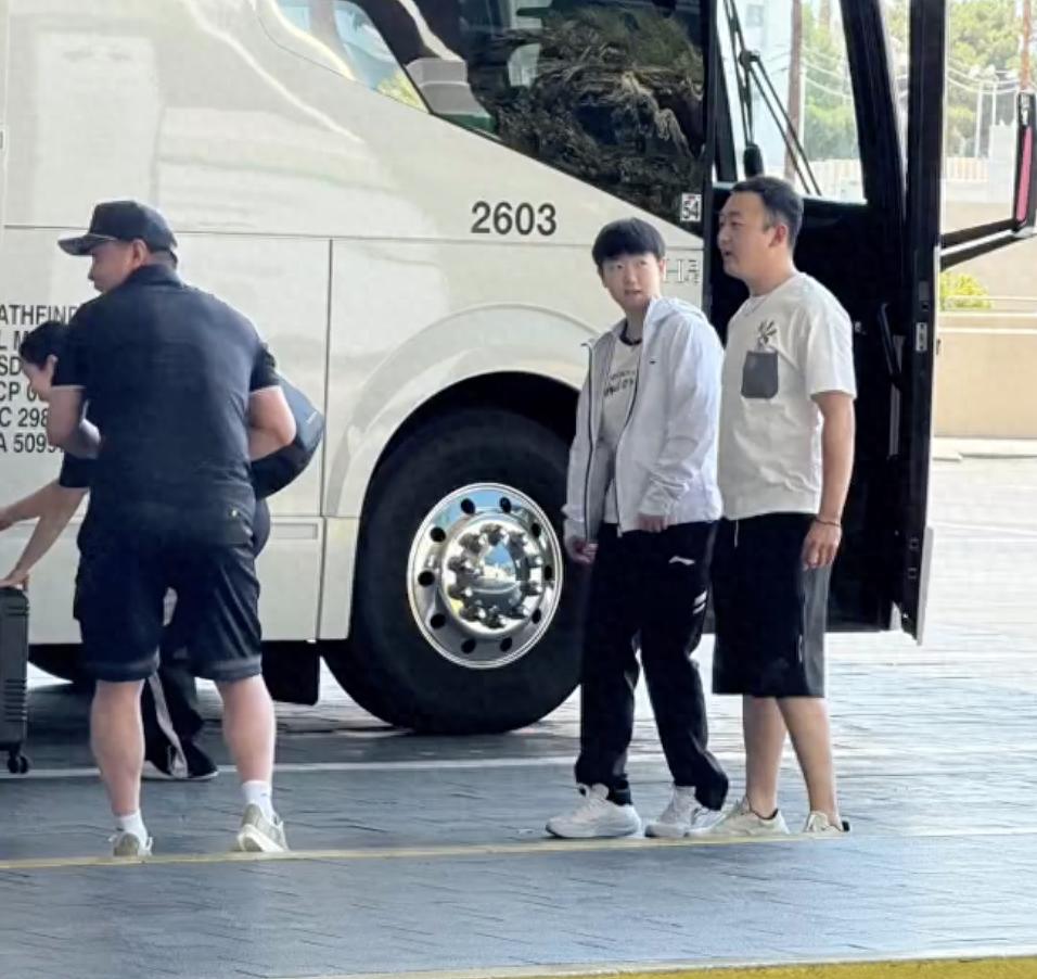 国乒今日回国：孙颖莎急到龇牙叉腰，王楚钦暖心拥抱，林高远像旅游